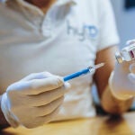 Un doctor prepara una dosis de AstraZeneca en Kaprun (Austria)