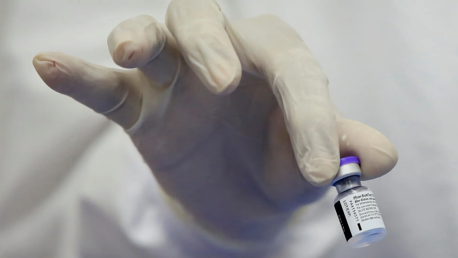 Una enfermera del Hospital Universitario de Cartagena prepara una dosis de la vacuna de Pfizer contra el nuevo coronavirus SARS-CoV-2