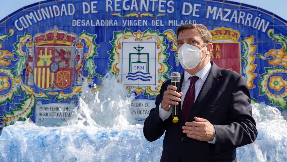 GRAF348. MAZARRÓN, (MURCIA), 18/02/2021.- El ministro de Agricultura, Pesca y Alimentación, Luis Planas, durante un momento de su intervención en la visita a la desalinizadora Virgen del Milagro de Mazarrón, este jueves, con motivo de la visita oficial a la Región de Murcia. EFE/Marcial Guillén