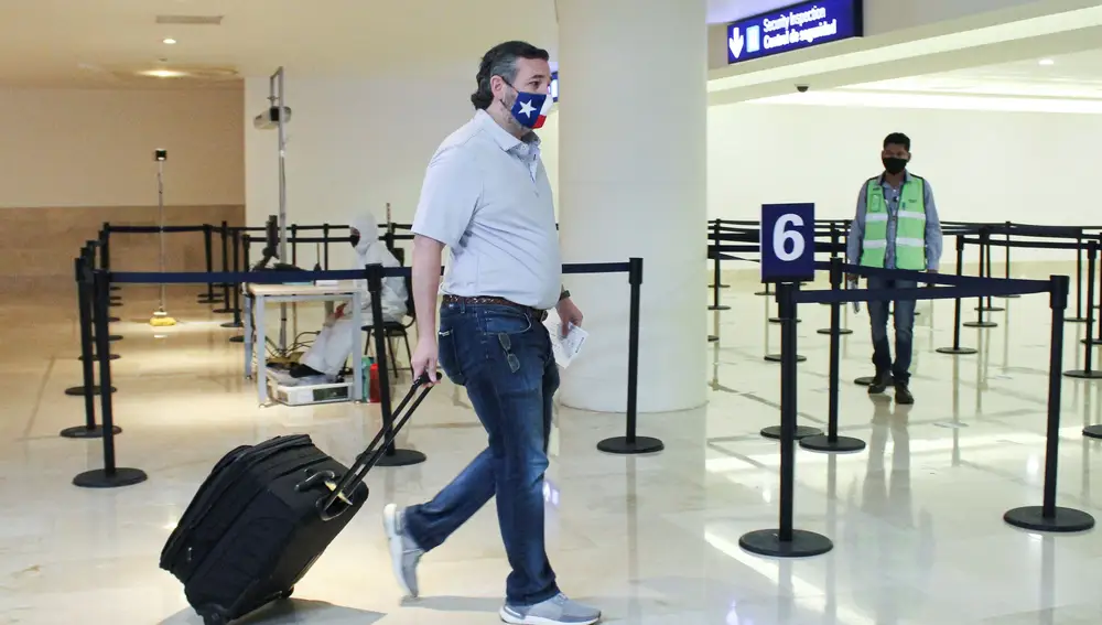 El senador de Texas Ted Cruz en el aeropuerto de Cancún de vuelta a Estados Unidos después de abandonar el Estado en plena ola de frío
