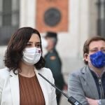 La presidenta de la Comunidad de Madrid, Isabel Díaz Ayuso, realiza declaraciones junto al alcalde de Madrid, José Luis Martínez-Almeida, este jueves, al recorrer la zona de la Puerta de Sol tras los disturbios de la noche del miércoles