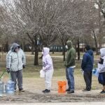 Vecinos hacen fila para rellenar contenedores de agua en Haden Park, Houston. Decenas de miles de personas no tienen agua en sus hogares