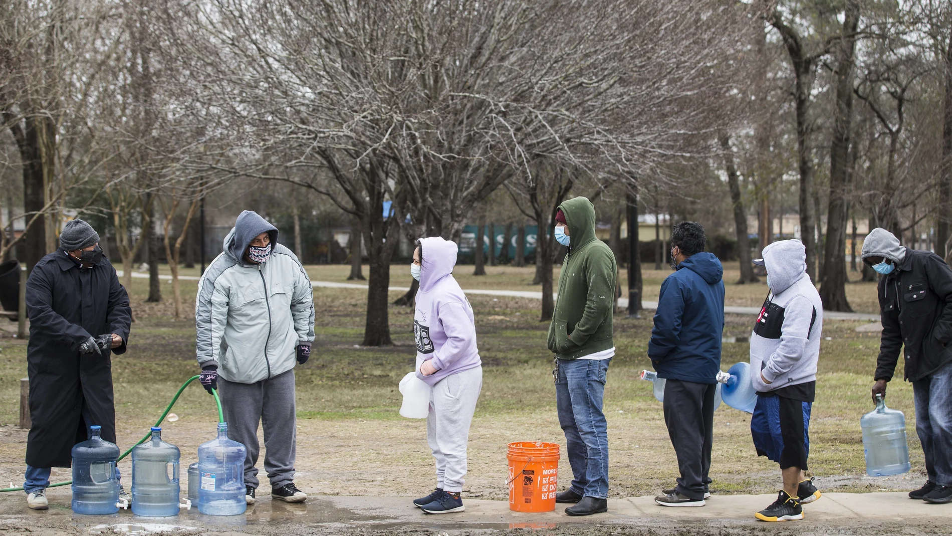 Vecinos hacen fila para rellenar contenedores de agua en Haden Park, Houston. Decenas de miles de personas no tienen agua en sus hogares