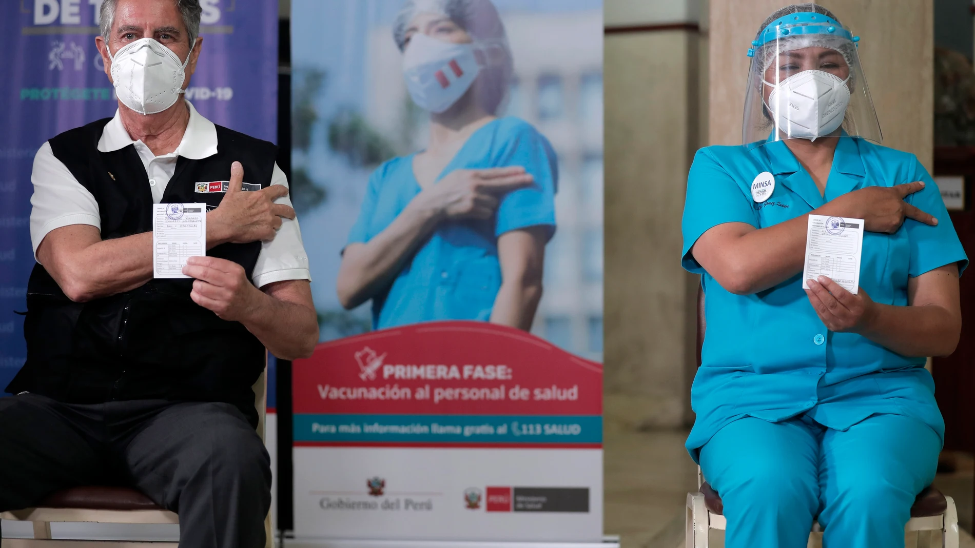 El presidente de Perú, Francisco Sagasti, y una enfermera muestran los documentos que certifican su vacunación