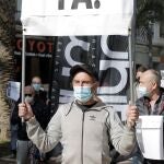 Un hombre perteneciente al sector hostelero de Alicante sostiene una pancarta donde se puede leer "¡Basta ya!" en una manifestación para denunciar el fracaso del Plan Resiste y la necesidad de la reapertura y desescalada del sector