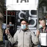 Un hombre perteneciente al sector hostelero de Alicante sostiene una pancarta donde se puede leer &quot;¡Basta ya!&quot; en una manifestación para denunciar el fracaso del Plan Resiste y la necesidad de la reapertura y desescalada del sector