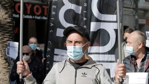 Un hombre perteneciente al sector hostelero de Alicante sostiene una pancarta donde se puede leer "¡Basta ya!" en una manifestación para denunciar el fracaso del Plan Resiste y la necesidad de la reapertura y desescalada del sector