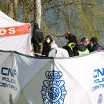 Agentes del GEO localizan el cuerpo del joven desaparecido en el río Duero. En la imagen, miembros del Instituto de Medicina Legal examina el cuerpo sin vida del joven ahogado