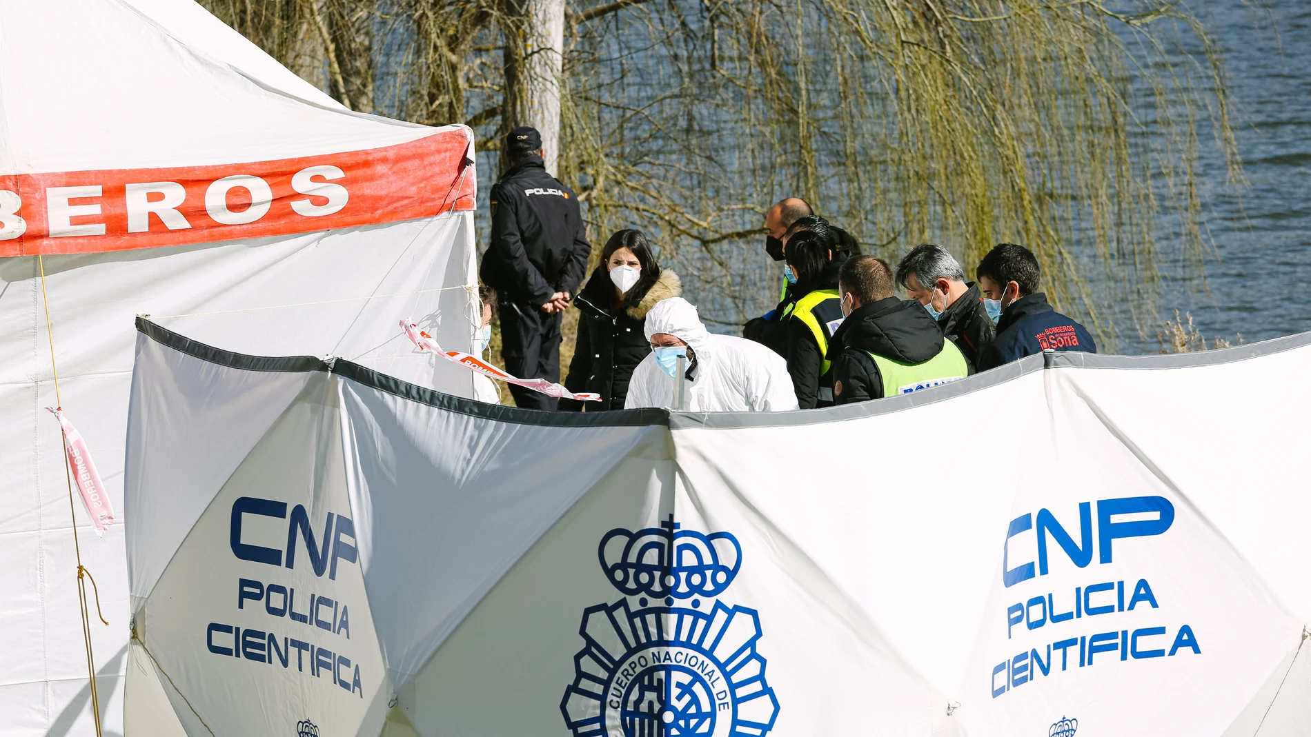 Agentes del GEO localizan el cuerpo del joven desaparecido en el río Duero. En la imagen, miembros del Instituto de Medicina Legal examina el cuerpo sin vida del joven ahogado