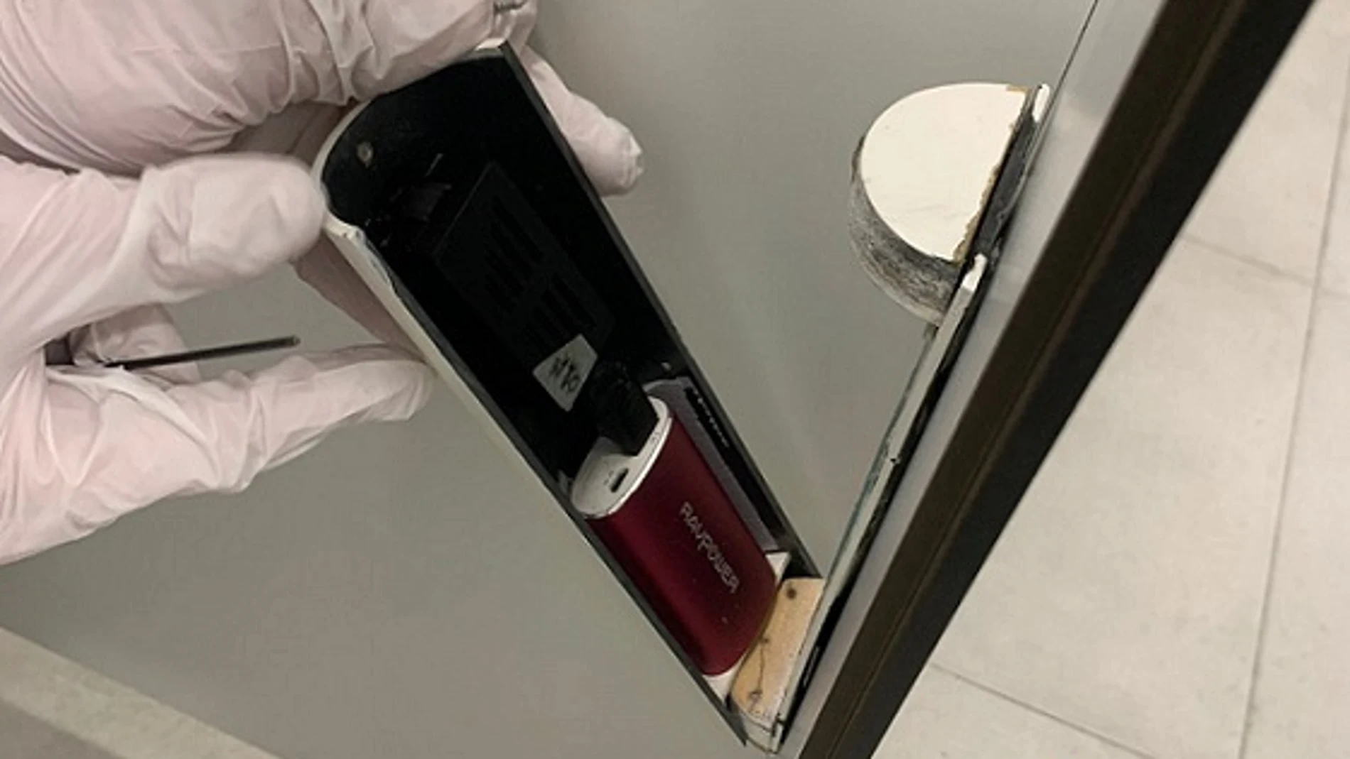 Dispositivo de grabación oculto en baños públicos