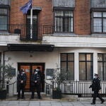 Agentes de policía en la entrada del hospital King Edward VII esta mañana en Londres