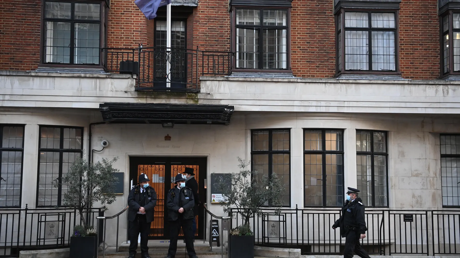 Agentes de policía en la entrada del hospital King Edward VII esta mañana en Londres