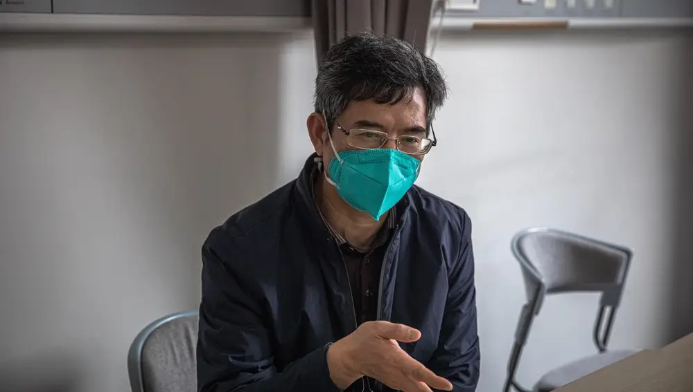 Foto de archivo, tomada el 1 de abril de 2020, del neumólogo Hu Ke, durante una entrevista celebrada en Wuhan