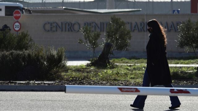 La diputada de Vox en el Congreso Macarena Olona, a su llegada al Centro Penitenciario Madrid VII, en la localidad de Estremera