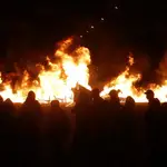 Contenedores ardiendo tras la manifestación de hoy viernes en Barcelona, tras la cuarta noche de protestas por la detención del rapero Pablo Hasél