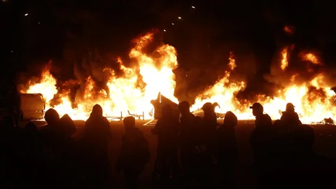 Contenedores ardiendo tras la manifestación de hoy viernes en Barcelona, tras la cuarta noche de protestas por la detención del rapero Pablo Hasél