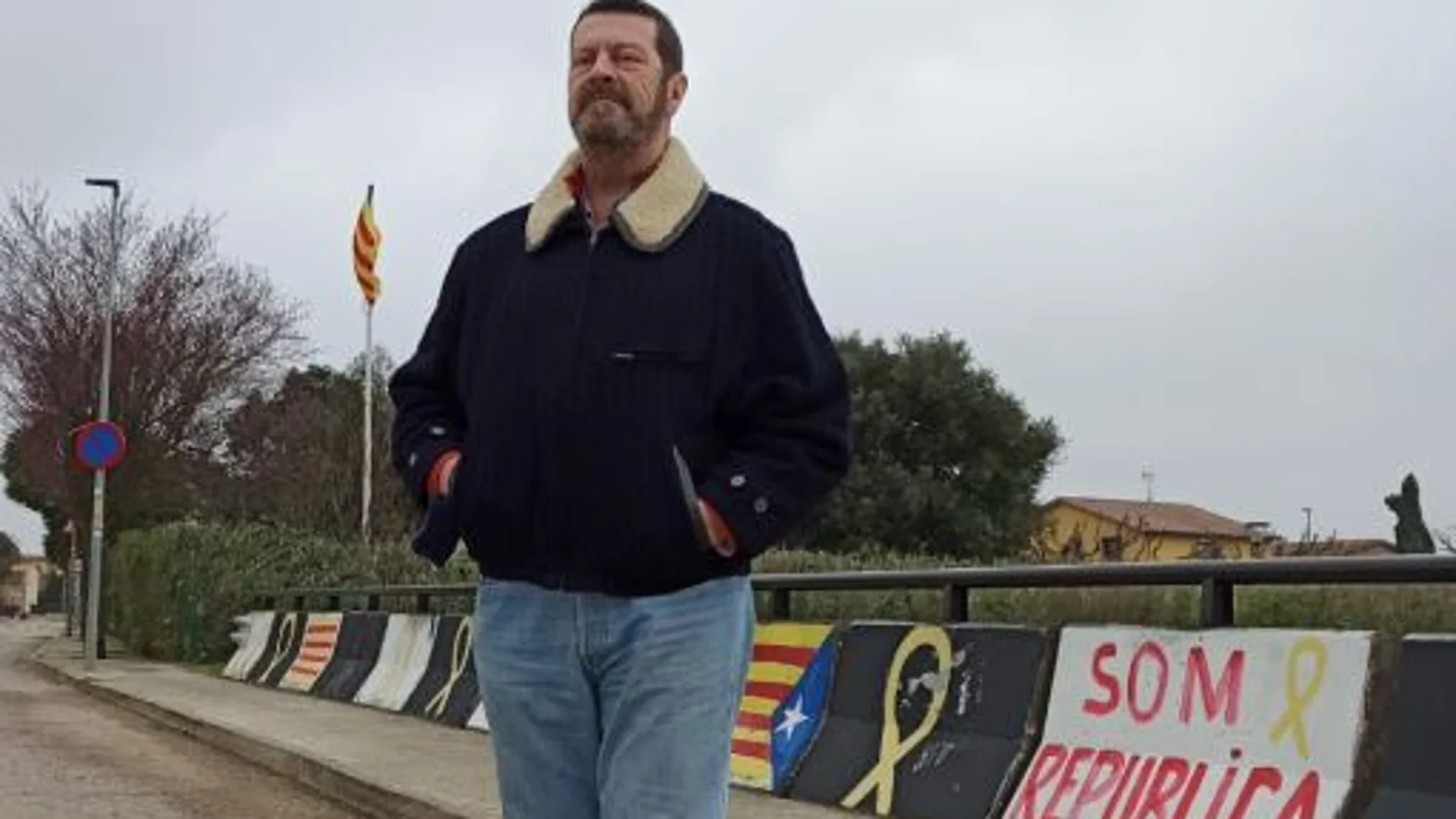 Emilio Santiago, de 63 años, posa para LA RAZÓN en Figueras, Girona, donde reside