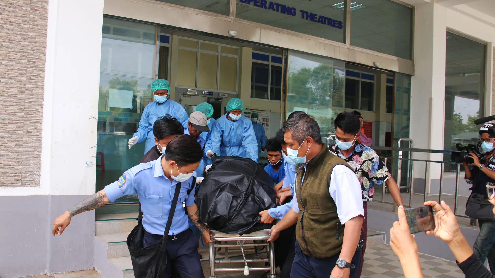 Personal del hospital transporta el cuerpo de Mya Thwe Thwe Khaing, la joven que recibió un disparo en la cabeza en una protesta contra el golpe, en Naypyitaw, Myanmar, el 19 de febrero de 2021