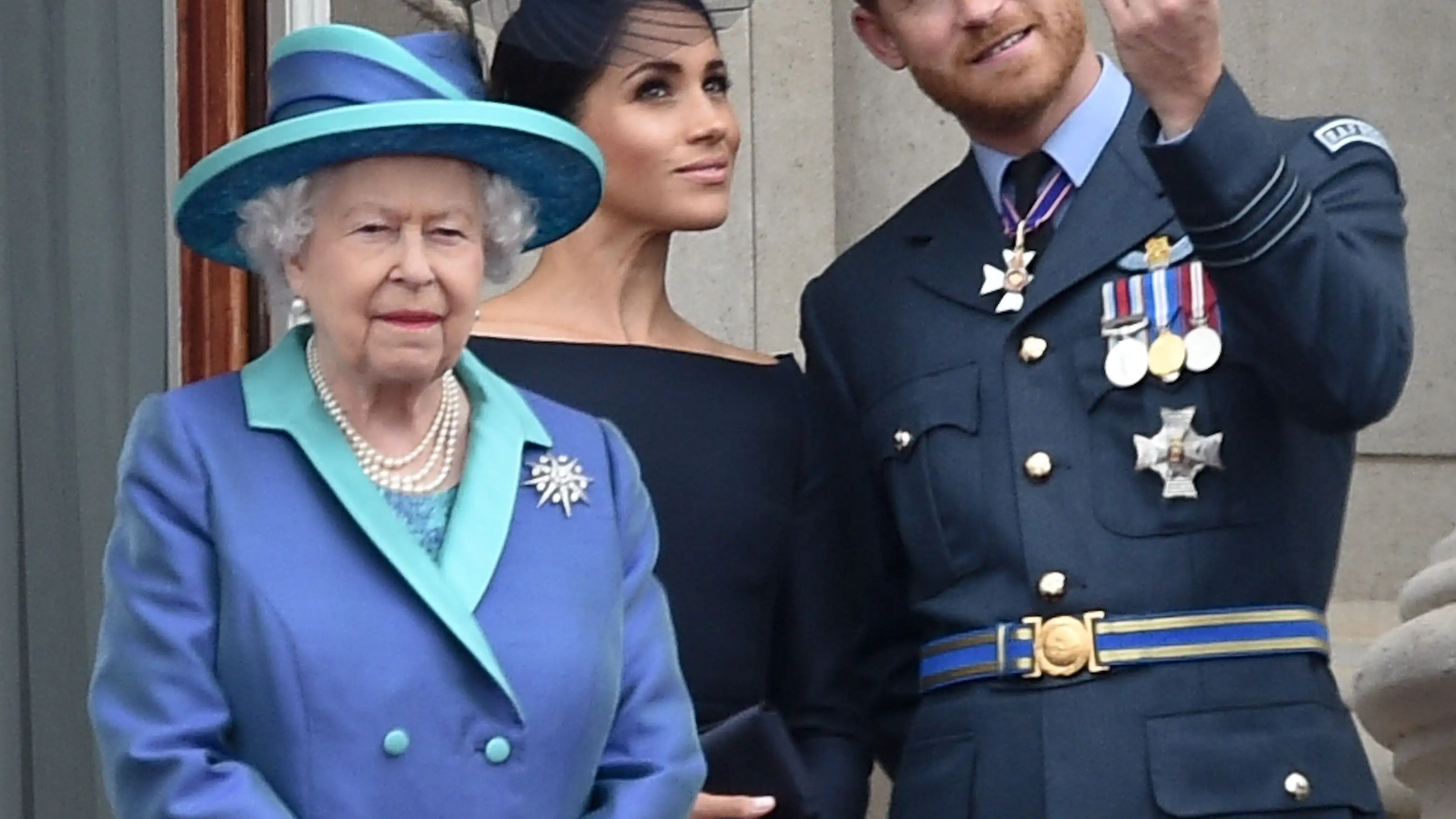 La reina Isabel II, junto a los duques de Sussex