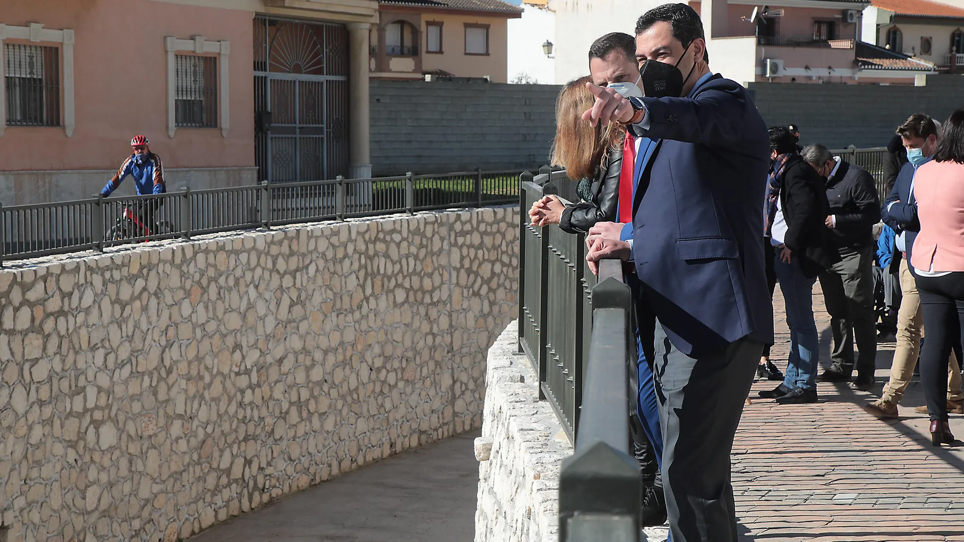 El presidente de la Junta de Andalucía, Juanma Moreno (d), y el alcalde del Padul (Granada), Manuel Villena, durante la visita realizada este viernes al municipio