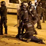 Los Mossos d&#39;Esquadra efectúan una detención durante los disturbios posteriores a la manifestación celebrada este viernes en Girona en protesta por la detención del rapero Pablo Hasél