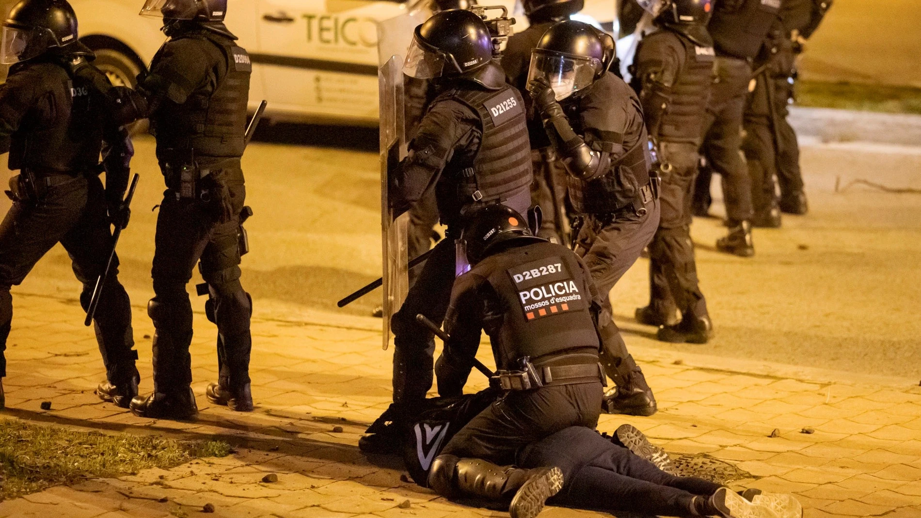 Los Mossos d'Esquadra efectúan una detención durante los disturbios posteriores a la manifestación celebrada este viernes en Girona en protesta por la detención del rapero Pablo Hasél