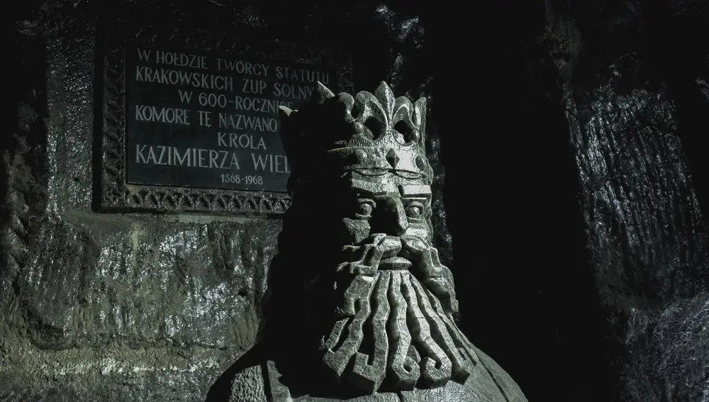 Estatua de sal de Casimiro III el Grande en una de las salas de la mina de Wieliczka.