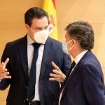 El portavoz del PP en las Cortes, Raúl de la Hoz, conversa con el vicepresidente del Parlamento autonómico, Francisco Vázquez