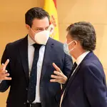 El portavoz del PP en las Cortes, Raúl de la Hoz, conversa con el vicepresidente del Parlamento autonómico, Francisco Vázquez