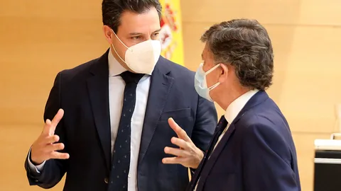 El portavoz del PP en las Cortes, Raúl de la Hoz, conversa con el vicepresidente del Parlamento autonómico, Francisco Vázquez