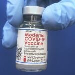 Vial de la vacuna de Moderna contra la covid-19