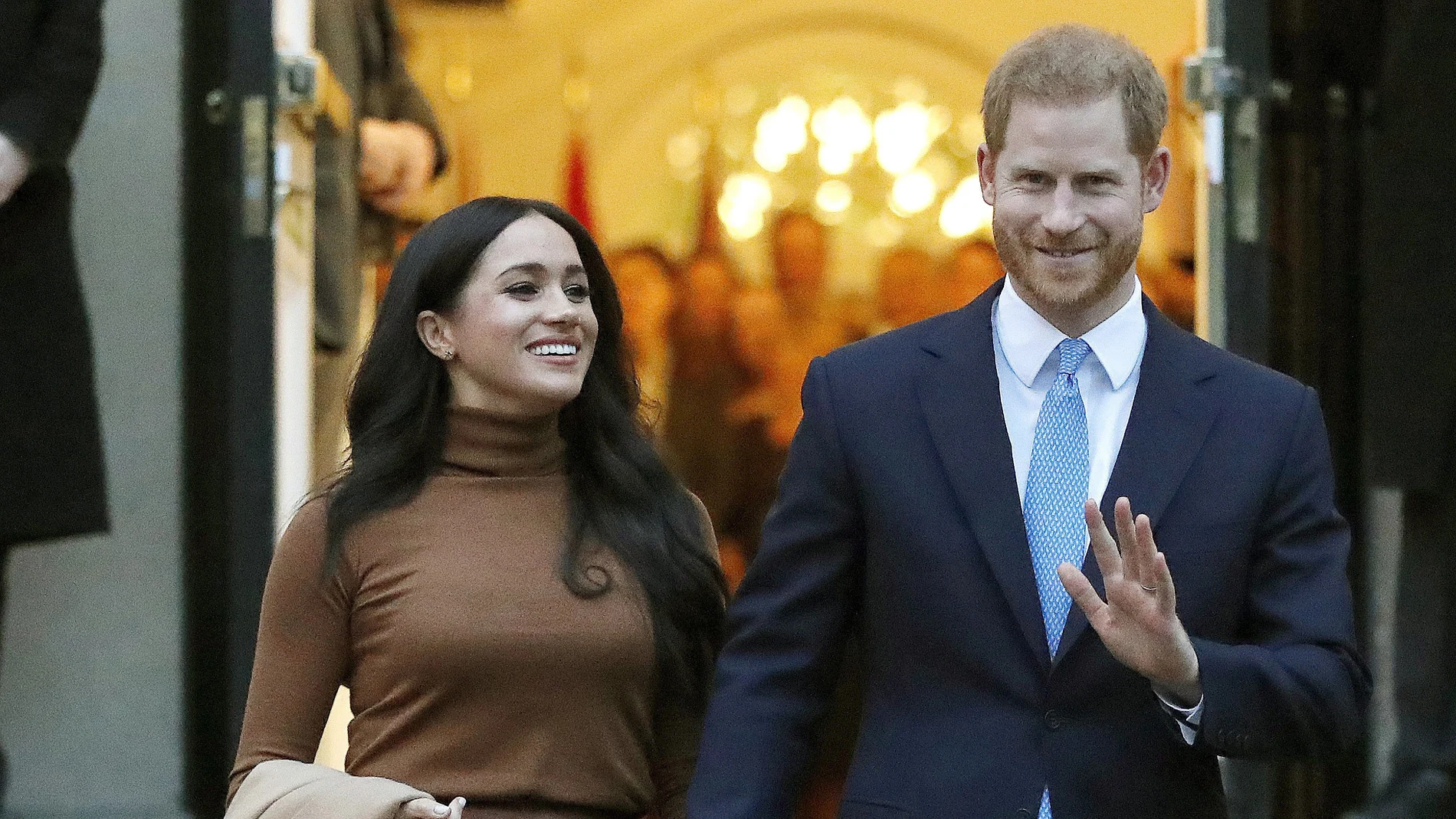 El príncipe Harry y Meghan Markle saliendo de Buckingham Palace (AP Photo/Frank Augstein, File)