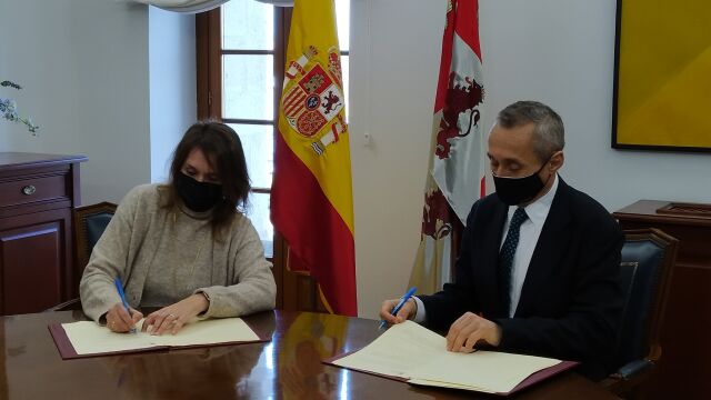La consejera de Educación, Rocío Lucas, junto al director general territorial de Endesa, Miguel Temboury