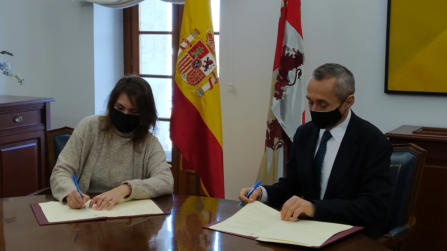 La consejera de Educación, Rocío Lucas, junto al director general territorial de Endesa, Miguel Temboury