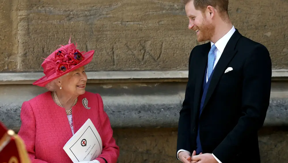 La reina Isabel II junto al príncipe Harry