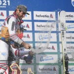 El ganador Mathieu Faivre de Francia celebra en el podio de la carrera de Slalom Gigante Masculino en los Campeonatos Mundiales de Esquí Alpino FIS en Cortina d'Ampezzo, Italia, 19 de febrero de 2021. EFE/EPA/CHRISTIAN BRUNA