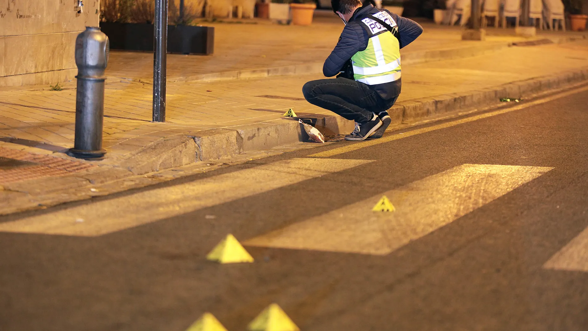 La policía científica recoge pruebas en el barrio del Zaidín, en Granada