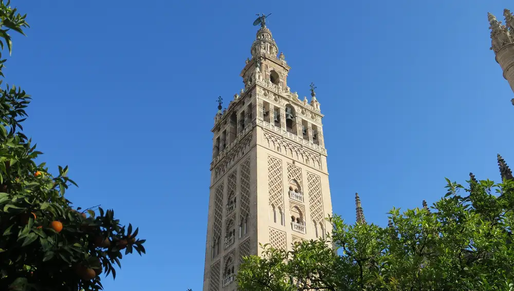 La Giralda de Sevilla desde el Patio de los Naranjos