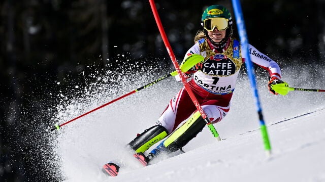 Katharina Liensberger, de Austria, durante la primera carrera de eslalon femenino en los Campeonatos del Mundo de Esquí Alpino de la FIS en Cortina d'Ampezzo, Italia, 20 de febrero de 2021. (Italia) EFE/EPA/JEAN-CHRISTOPHE BOTT