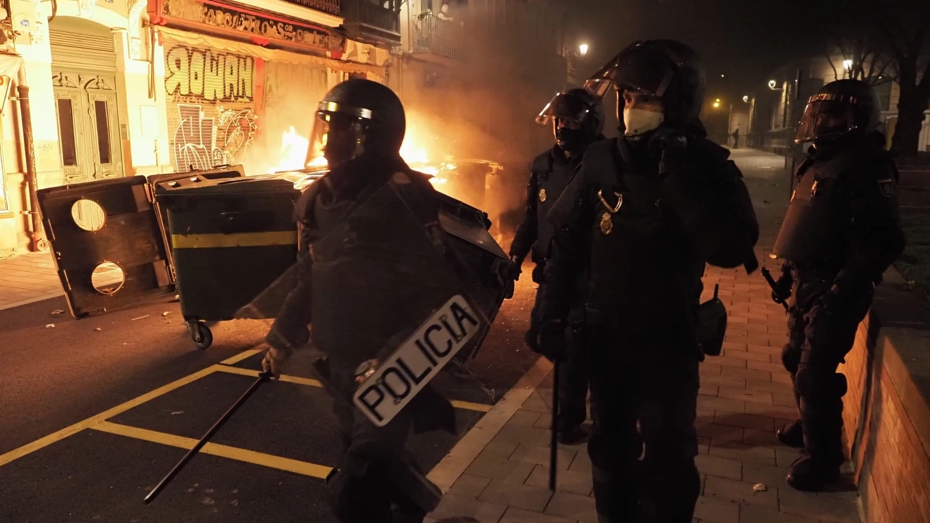 Contenedores quemados en Pamplona durante una manifestación en apoyo a Pablo Hasél