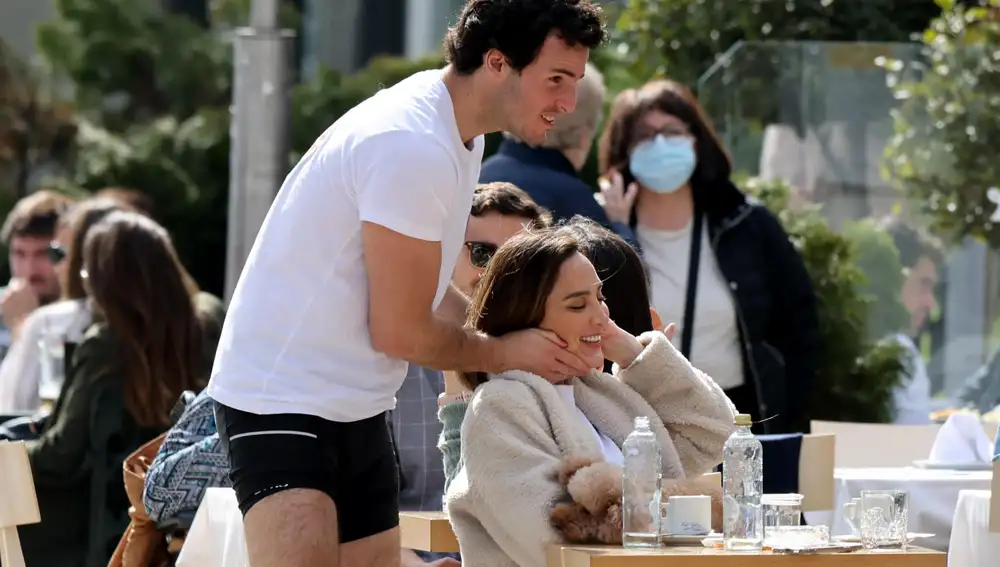 Tamara Falcó y su novio Íñigo Onieva de terraceo en Madrid.