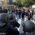 Varios miembros de la Policía Nacional vigilan a los cientos de personas que han participado en una movilización en apoyo al rapero Pablo Hasél en Málaga