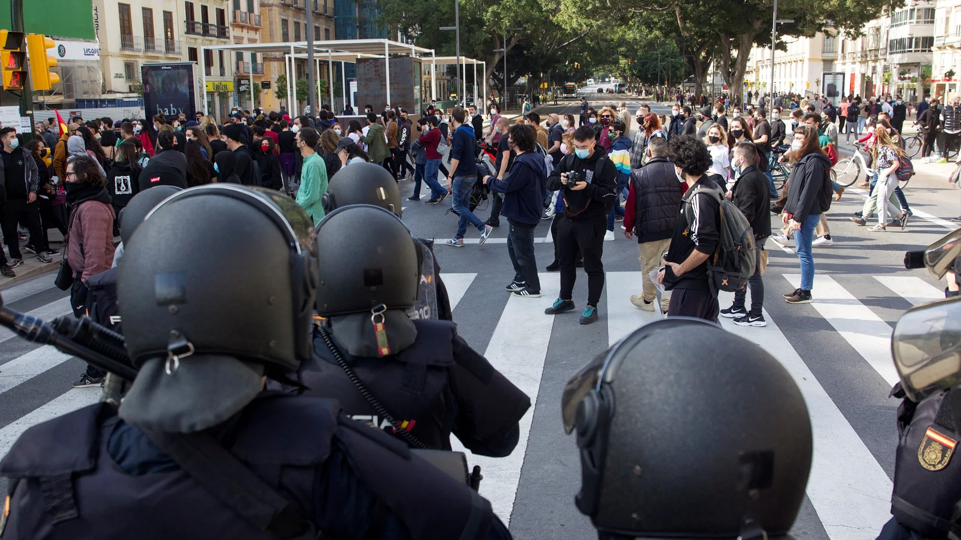 Varios miembros de la Policía Nacional vigilan a los cientos de personas que han participado en una movilización en apoyo al rapero Pablo Hasél en Málaga