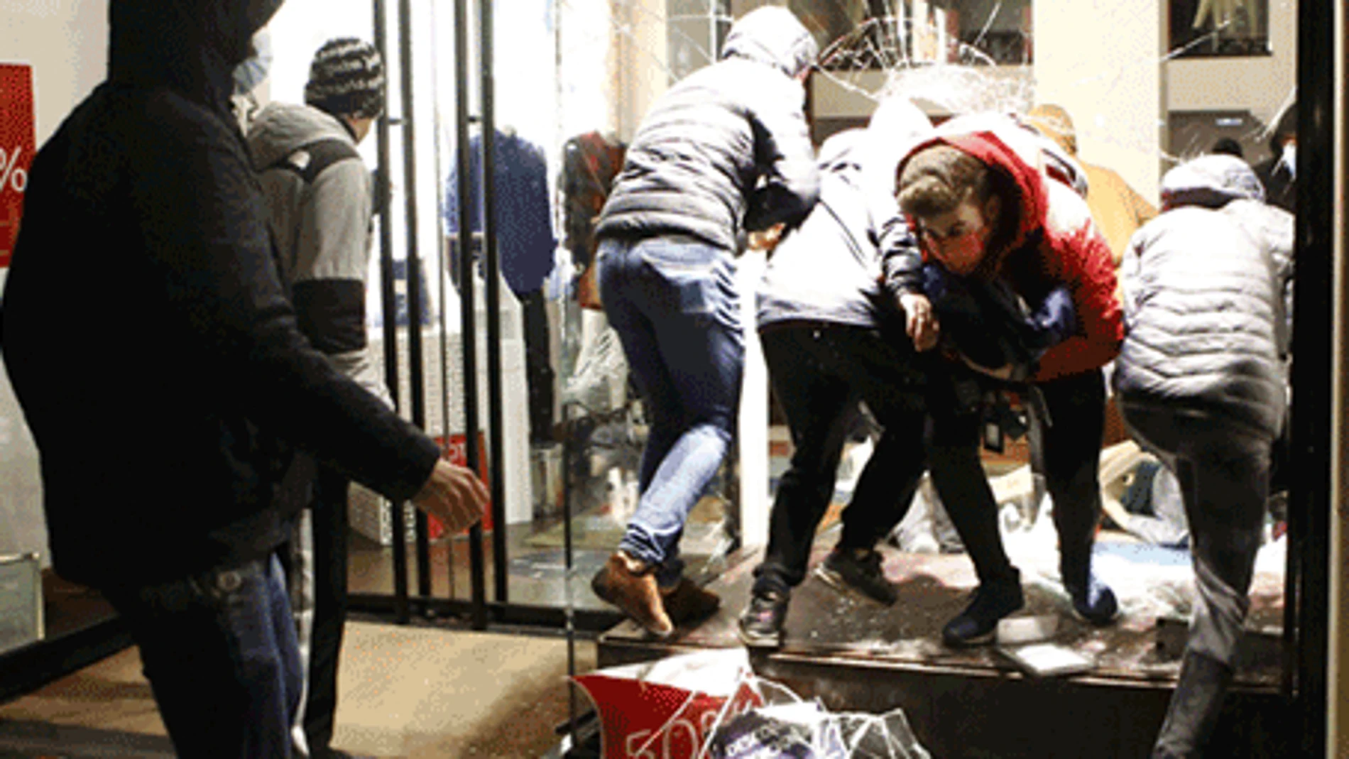 Los manifestantes, lejos de enfrentarse a la Policía, fueron directamente a destrozar los comercios de Paseo de Gracia.