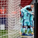 Los jugadores del Levante felicitan a De Frutos después del segundo gol del Levante