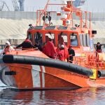 Salvamento Marítimo traslada a puerto a los inmigrantes