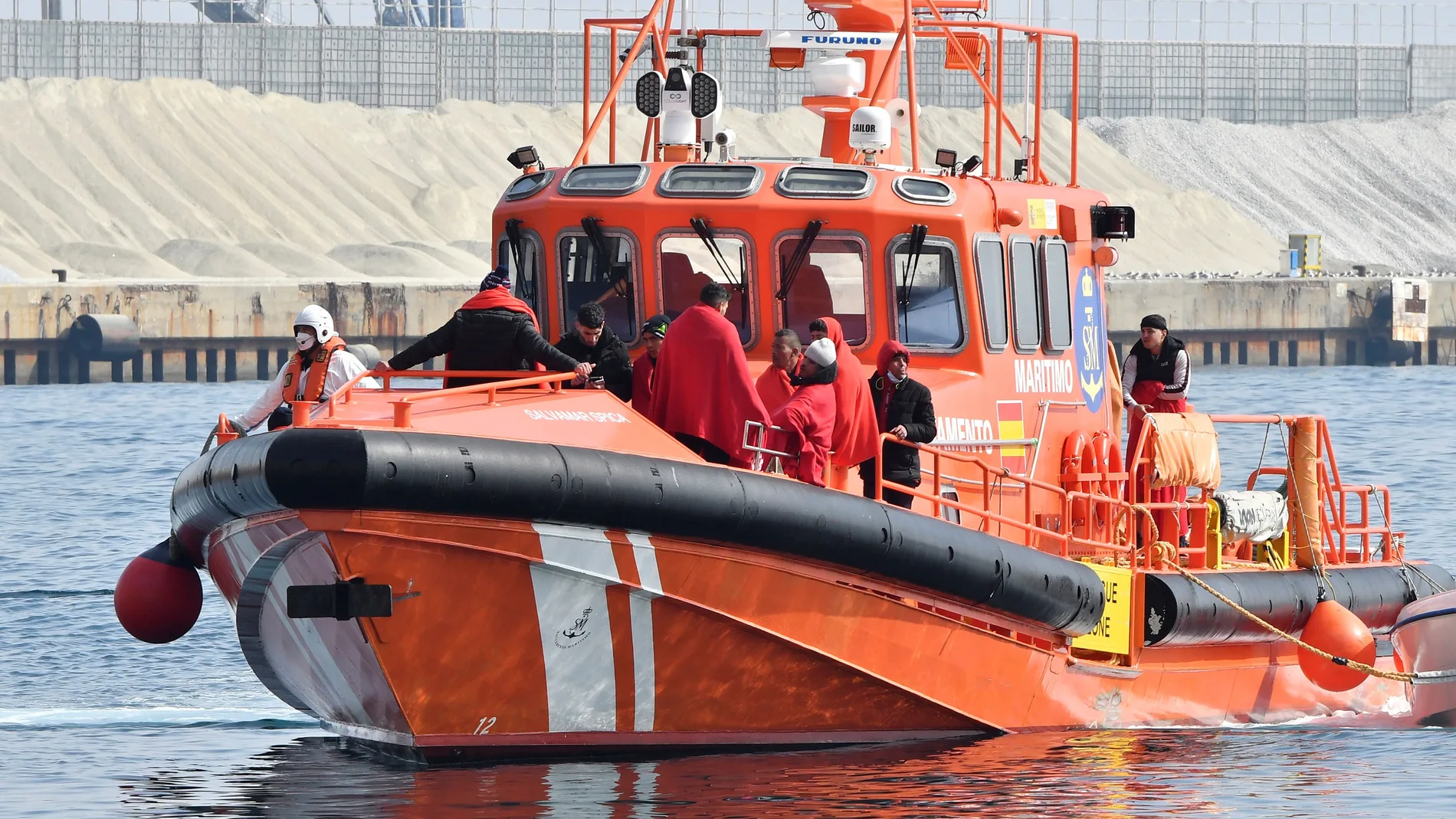 Salvamento Marítimo traslada a puerto a los inmigrantes