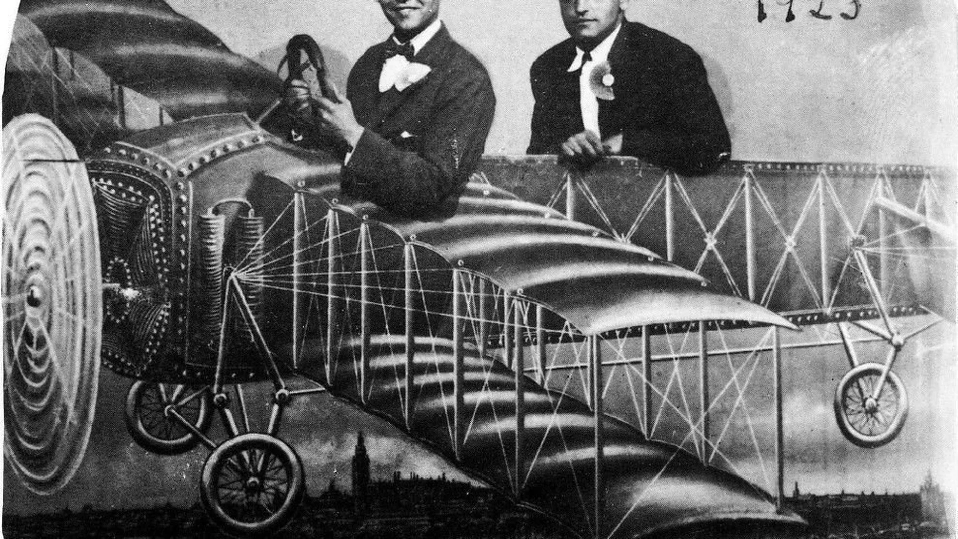 Federico García Lorca y Luis Buñuel volando en un avión de cartón
