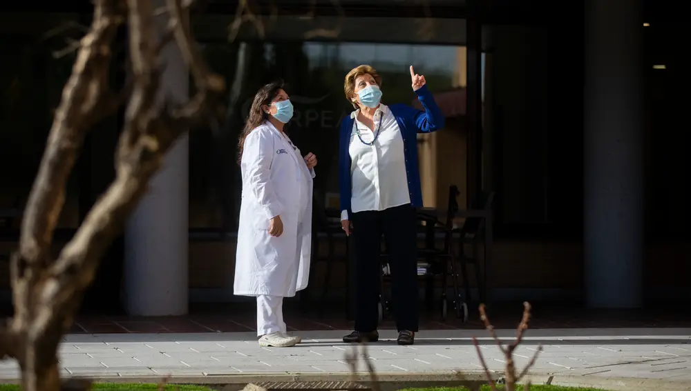 Reportaje en la residencia de tercera edad de Aravaca, Orpea, en la que ya se ha vacunado tanto los residentes como el personal que trabaja allí. Nos atiende su directora, María Cirrón, y una residente de 83 años y 4 en la residencia, Francisca Redondo.