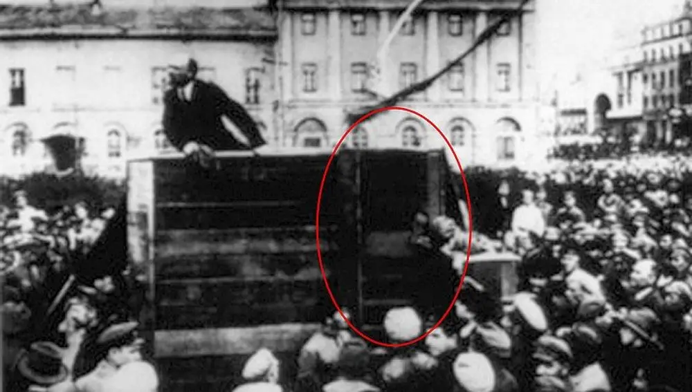 La represión de Lenin (arriba a la izquierda) llegó hasta la fotografía: Trotski fue eliminado de la imagen
